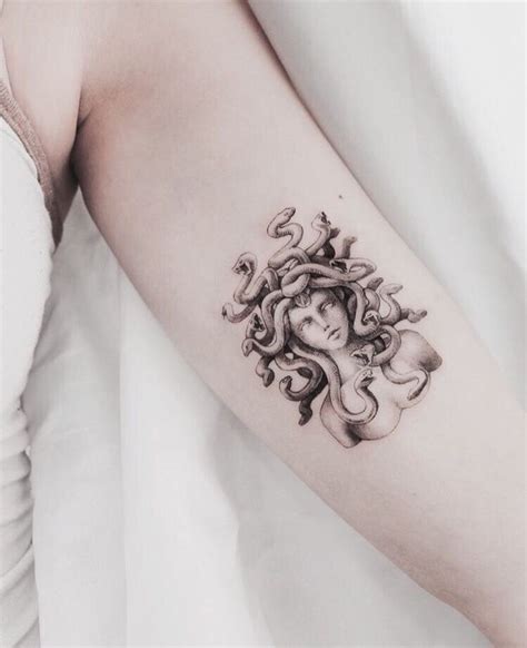 tatuaggio medusa donna